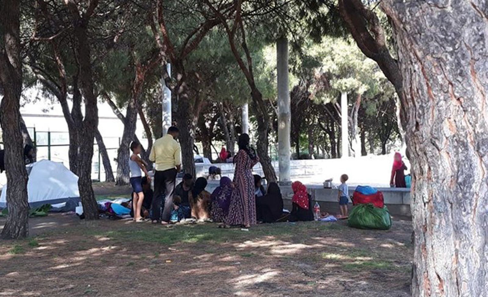 Ciudadanos de nacionalidad siria acampados frente a la mezquita de la M-30