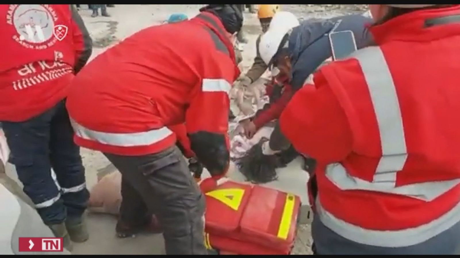 Bomberos españoles rescatan a un menor bajo los escombros