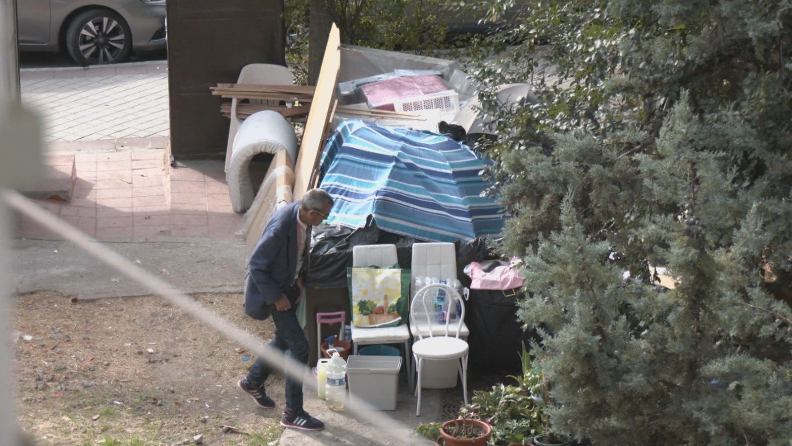 Vecinos de Carabanchel denuncian insalubridad y conductas violentas de un hombre en situación de calle