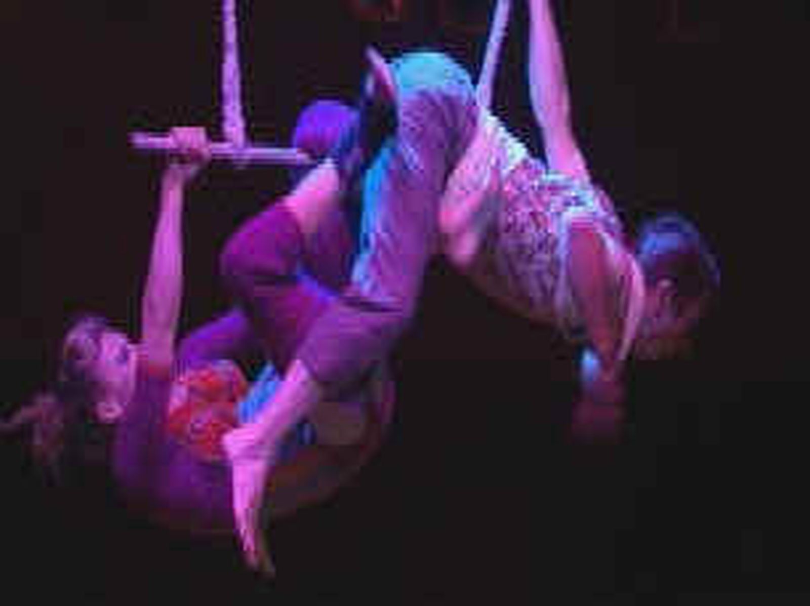 Música en directo, hazañas acrobáticas y bromas a ritmo de rock en el Circo Price de Madrid