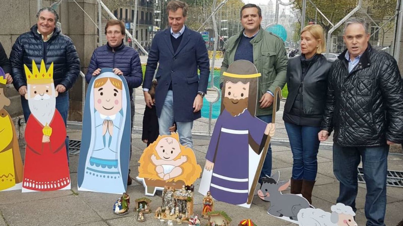 Almeida anima a los madrileños a colocar belenes en la Puerta de Alcalá