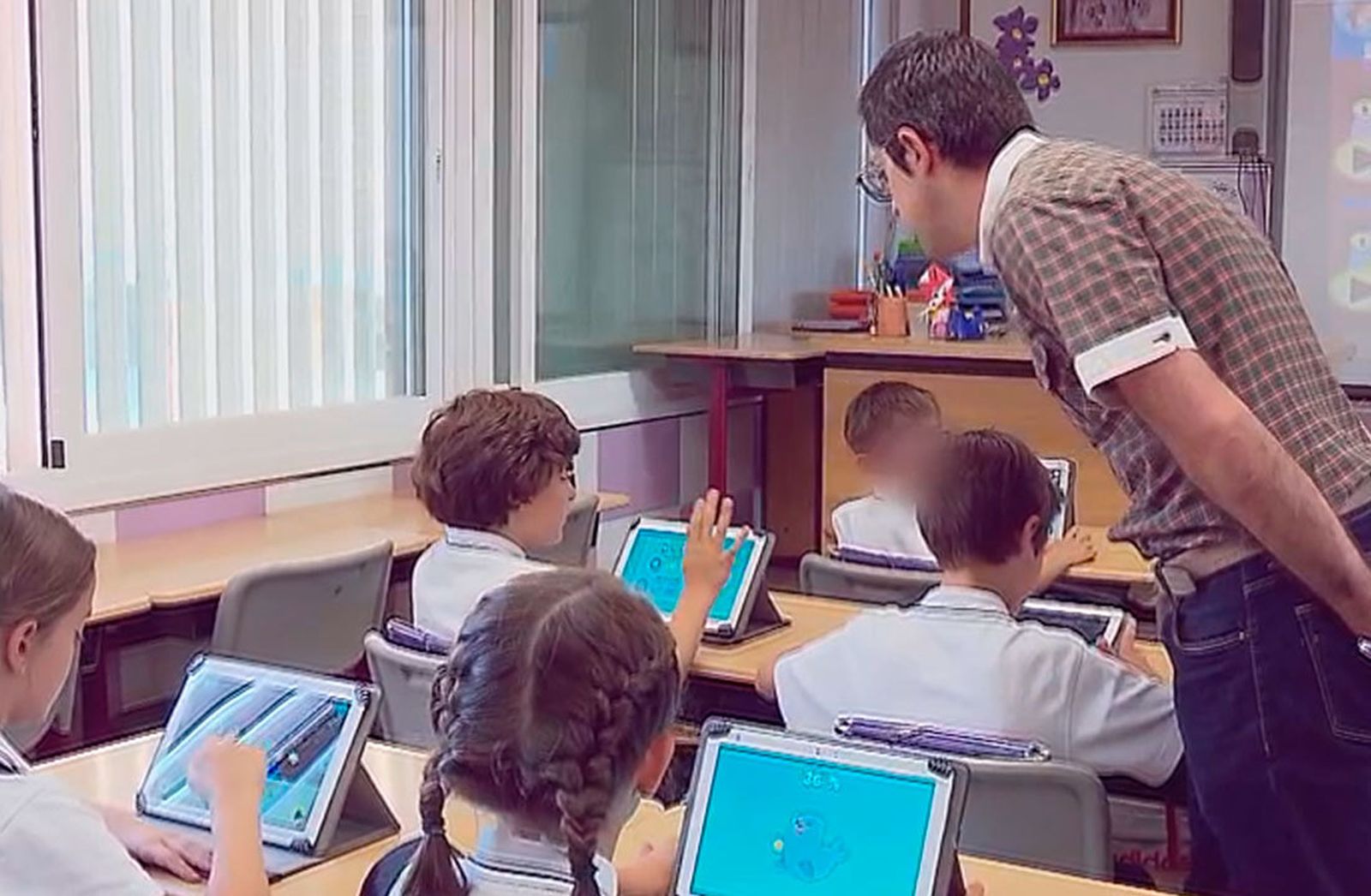 La Comunidad de Madrid eliminará el curso que viene el uso individual de dispositivos digitales en los colegios