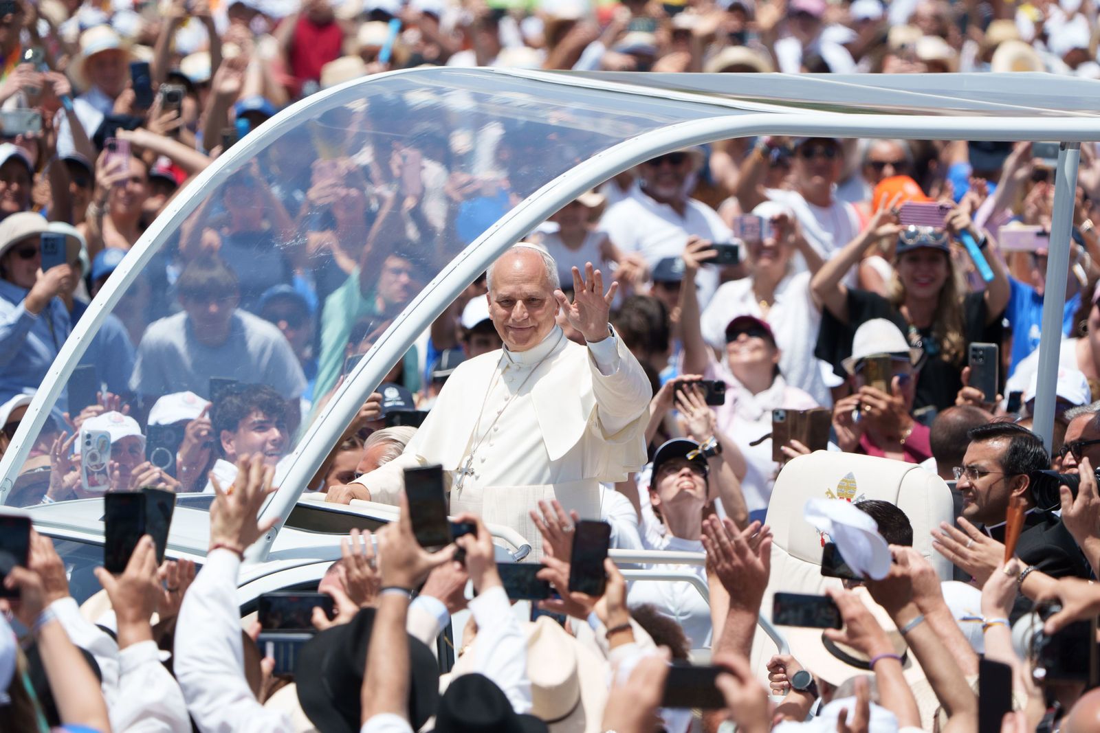 El papa León XIV concluye su viaje a España "conmovido por el gran afecto" recibido