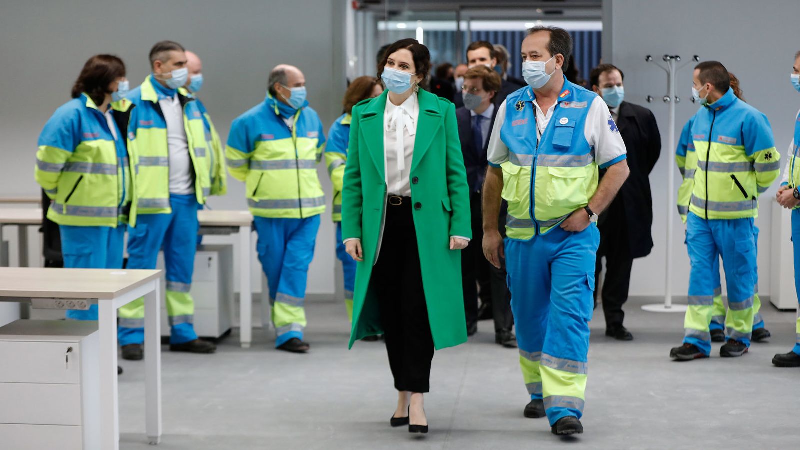 La presidenta de la Comunidad de Madrid, Isabel Díaz Ayuso, junto a trabajadores del SUMMA 112 durante la inauguración del Hospital Isabel Zendal