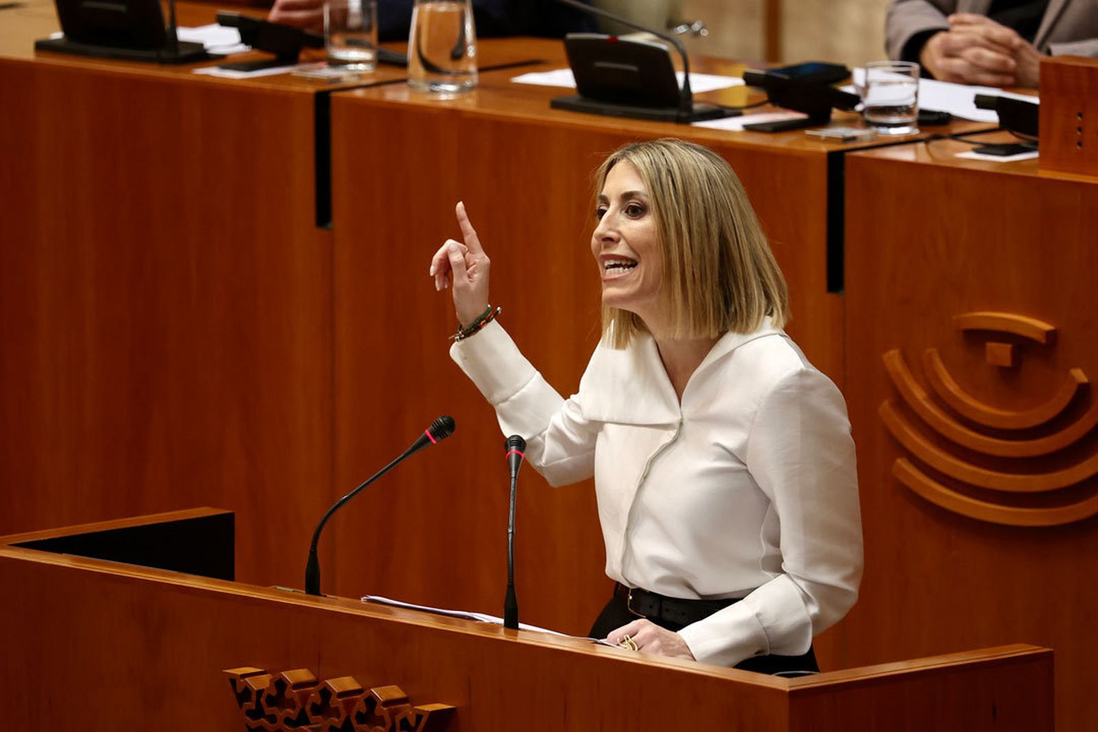 María Guardiola dice a Vox que no son incompatibles "ni hay muros" entre ellos