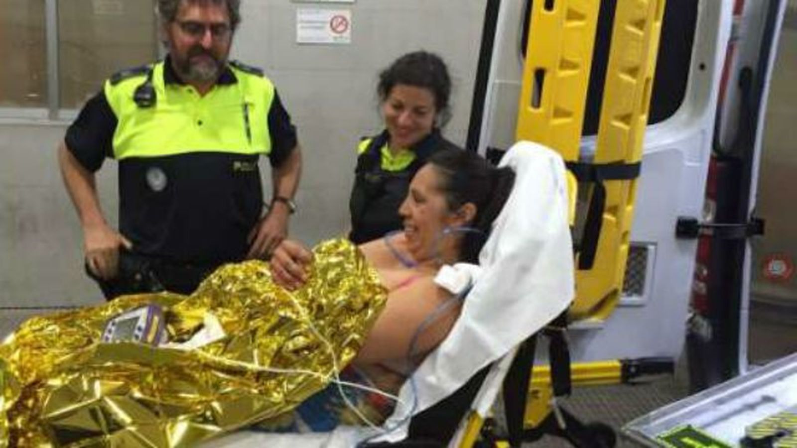 La Policía Municipal asiste a una mujer que dio a luz a su segundo hijo en plena calle