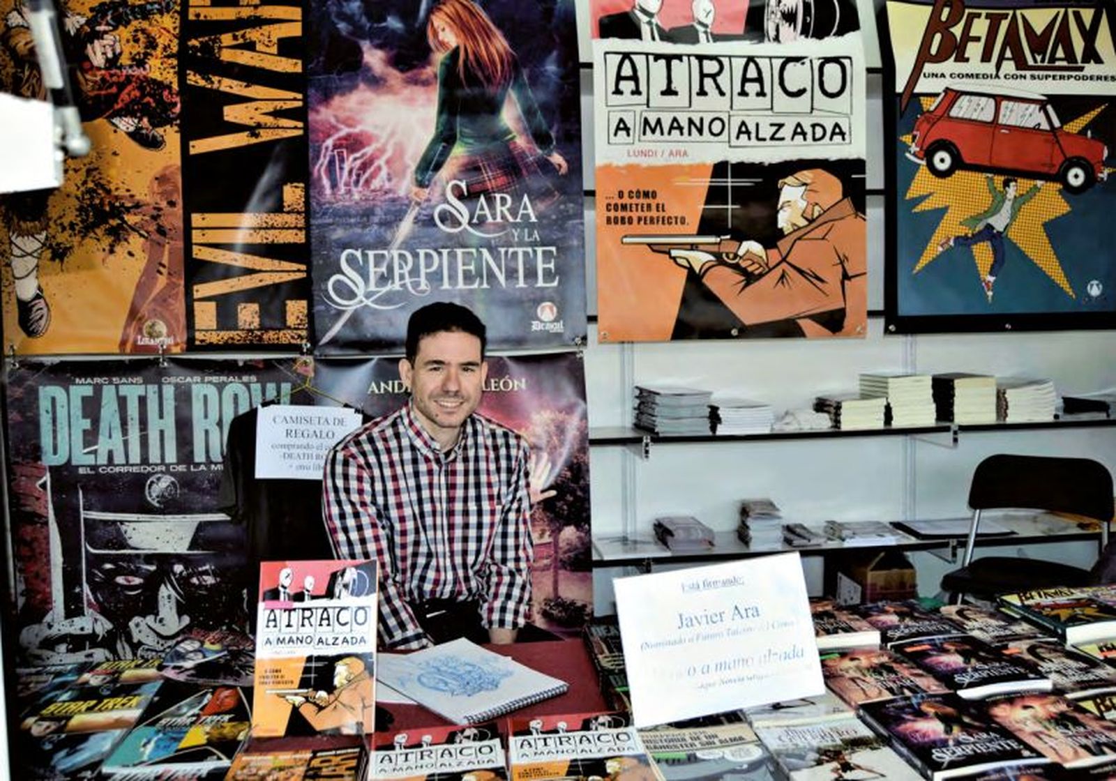 El autor Javier Ara en la firma de libros de la feria fuenlabreña