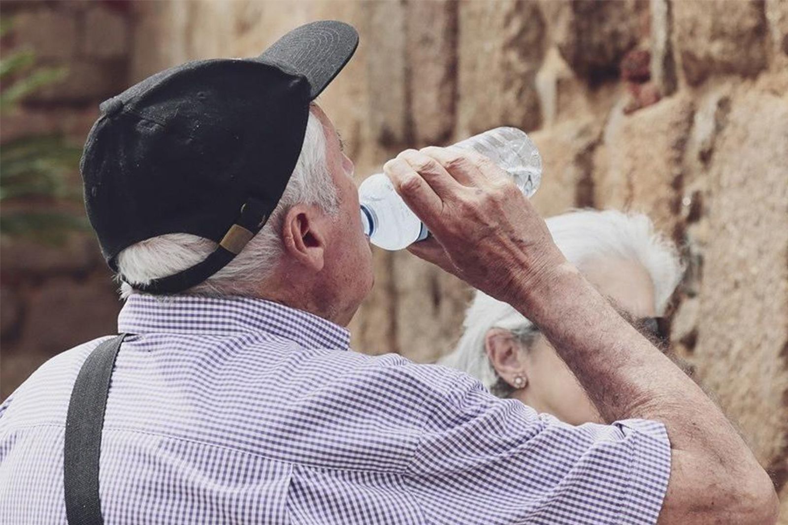 Una persona mayor bebiendo agua