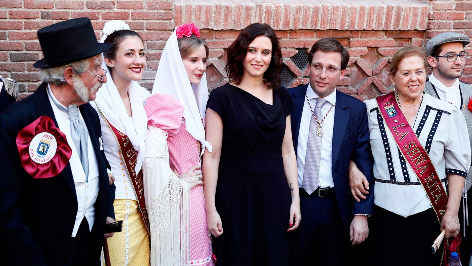 La presidenta de la Comunidad de Madrid, Isabel Díaz Ayuso, y el alcalde de la capital, José Luis Martínez-Almeida, juntos en la celebración de la Paloma