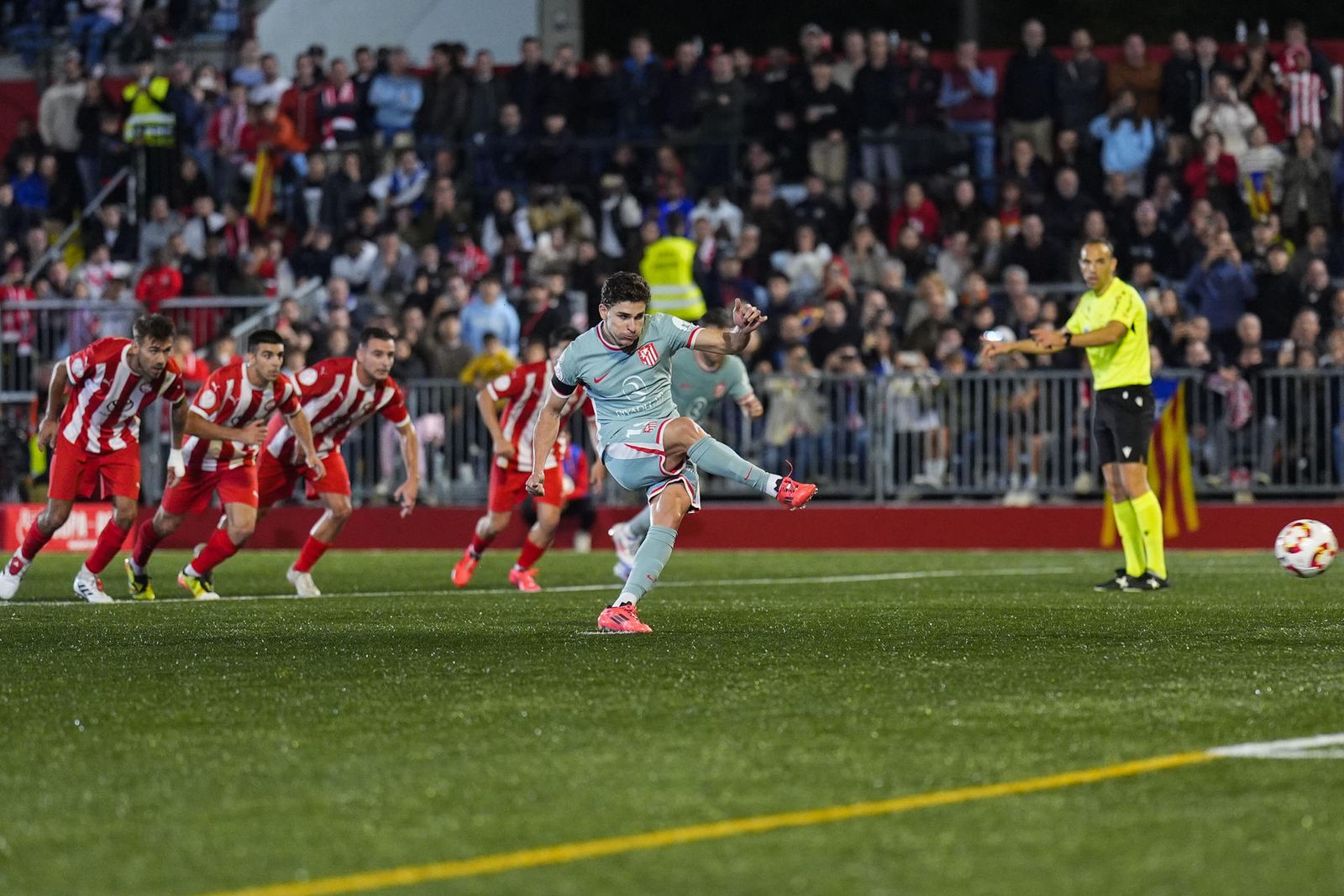 Julián Alvarez marca de penalti