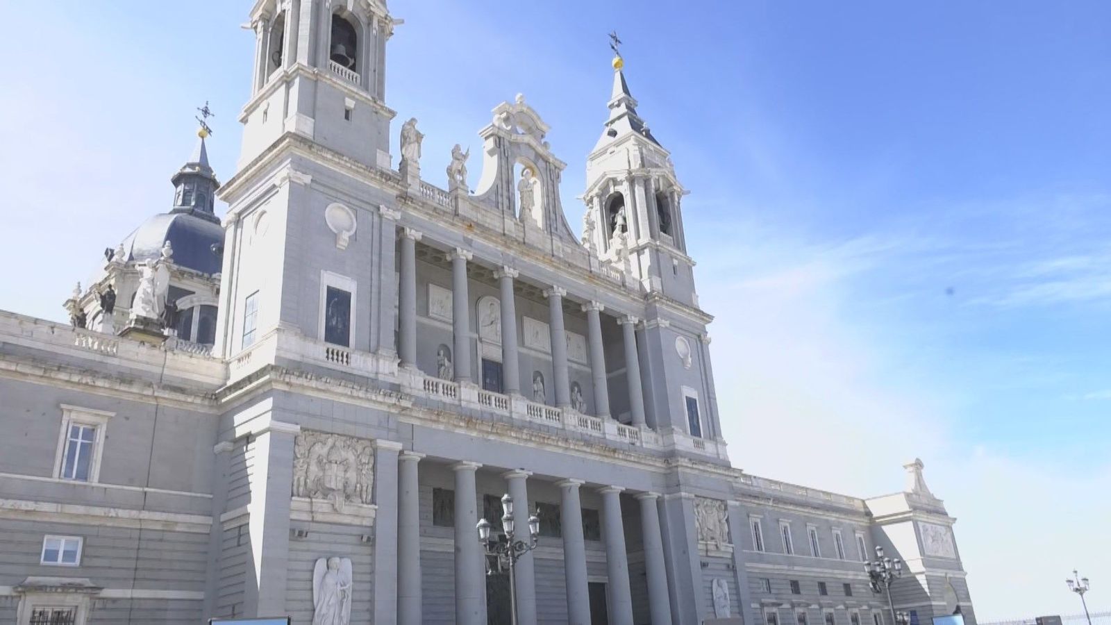 Suenan las campanas de la catedral de La Almudena por la muerte del papa Francisco