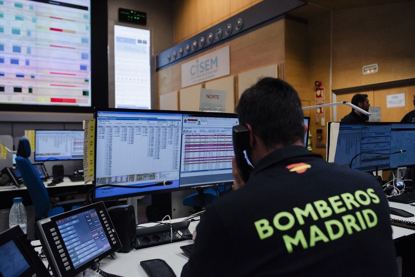 Un agente en el Centro Integral de Seguridad y Emergencias