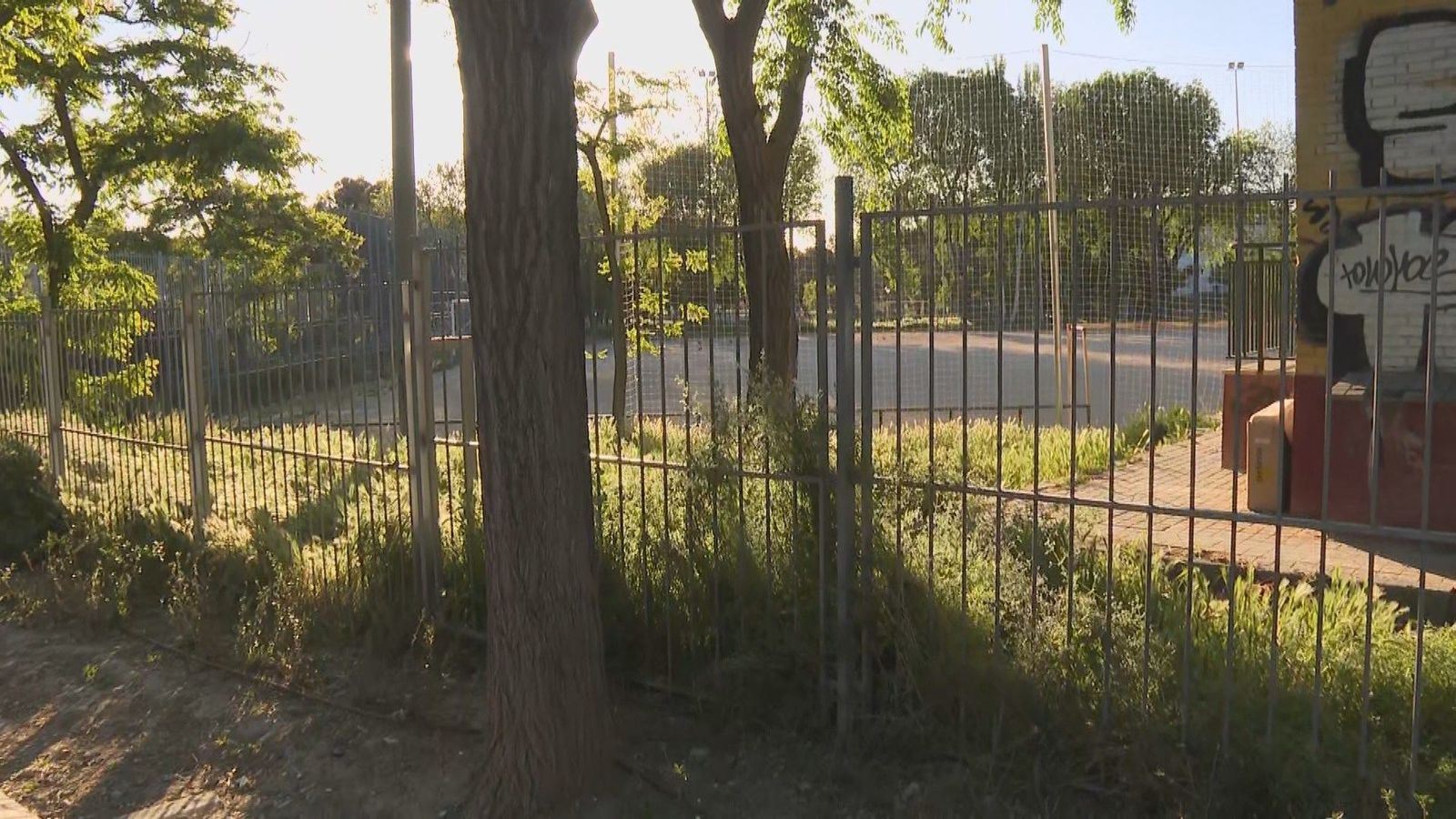 Cuatro policías heridos por un grupo personas que bebía alcohol en un parque de Carabanchel