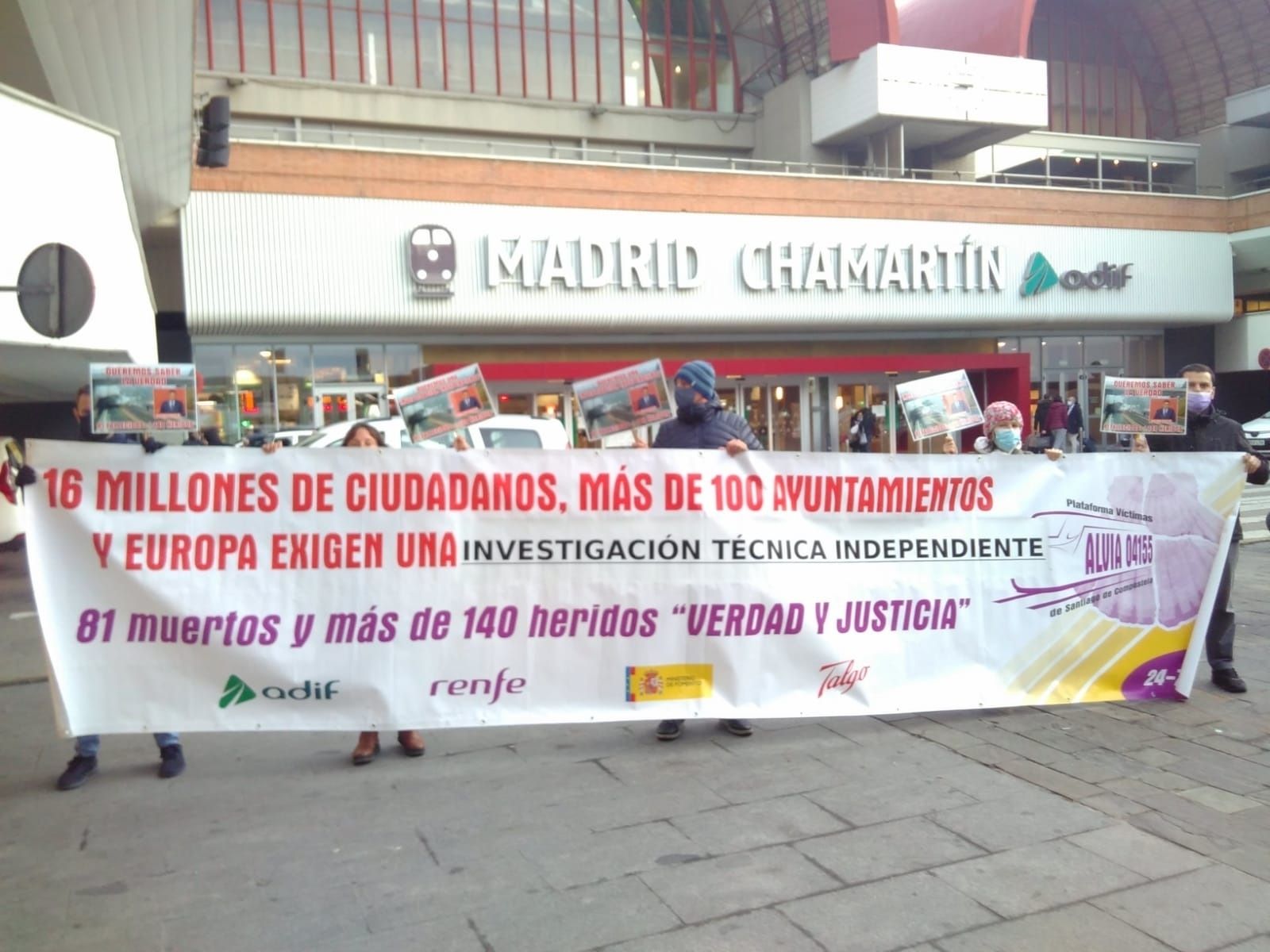 Concentración de familiares de víctimas del Alvia, durante la inauguración del AVE a Galicia