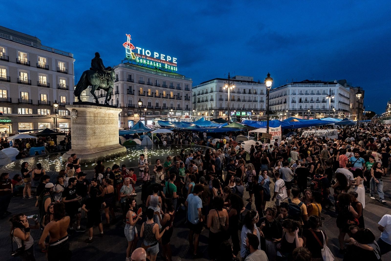 Numerosas personas pasan la segunda noche acampados en tiendas de campaña para exigir la aprobación de un decreto sobre vivienda