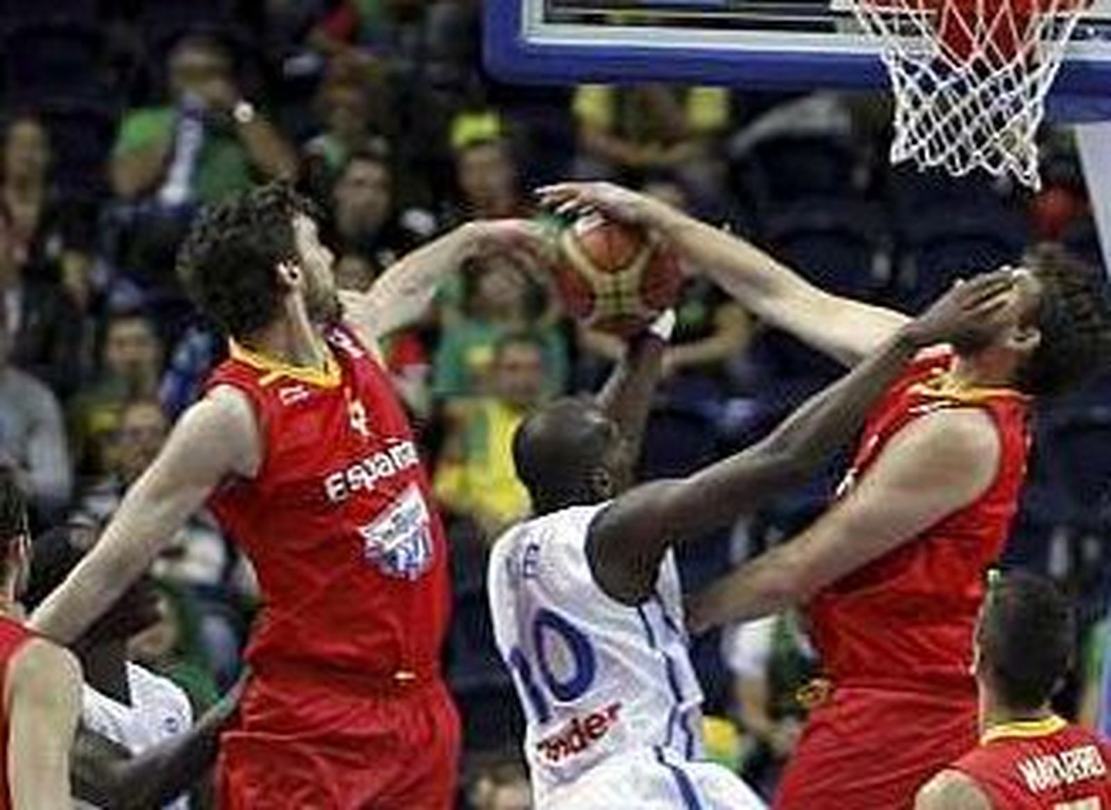 España gana y es primera de grupo ante la inoperancia francesa