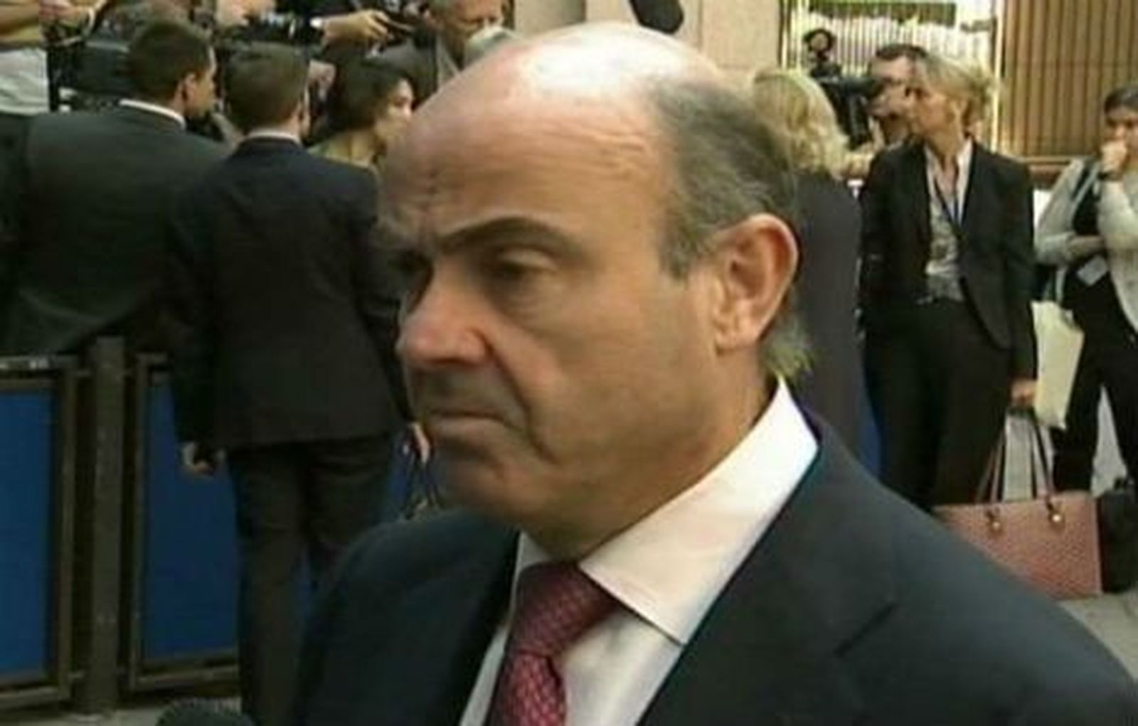 Guindos pide que el Banco Europeo de Inversiones actúe  para facilitar crédito a pymes