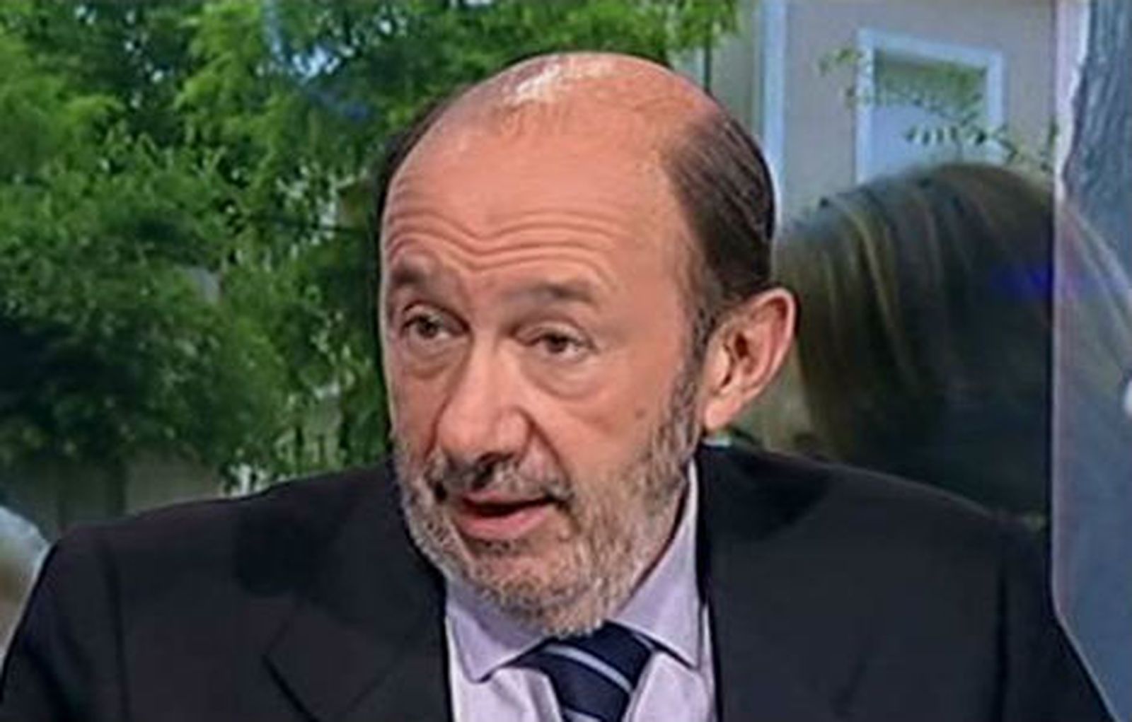 Rubalcaba dice que se siente fuerte y pide aparcar el debate de primarias