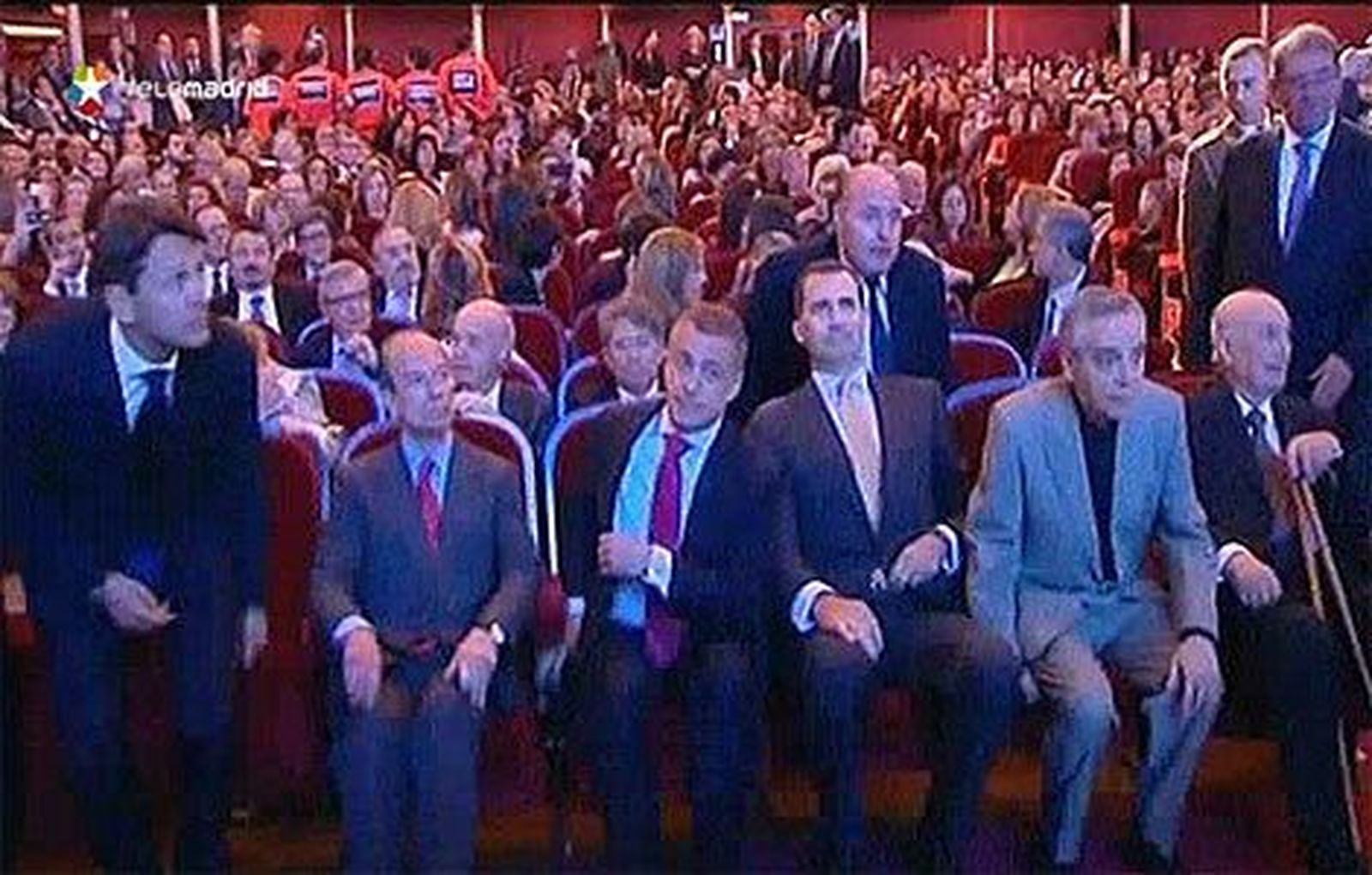 Parlamentarios de EH Bildu irrumpen en un acto del Príncipe en Bilbao