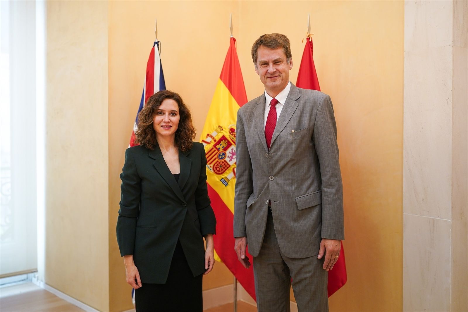 Ayuso se reúne con el embajador de Reino Unido en España para "fortalecer las relaciones políticas y comerciales"