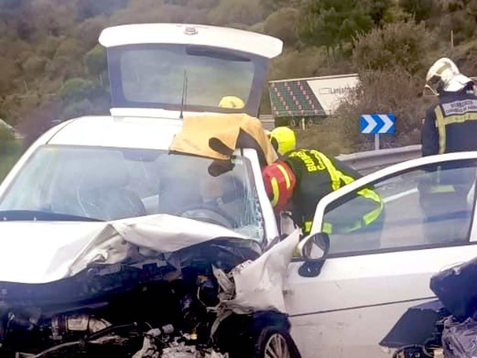 Bomberos intervienen en el accidente de la M-505, en Santa María de la Alameda