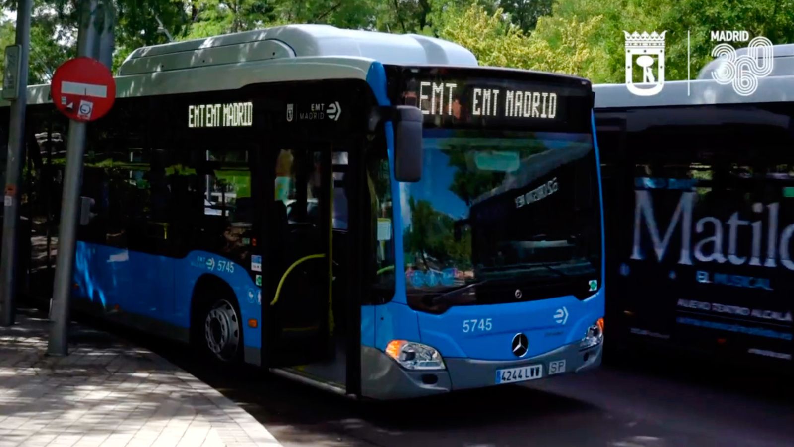 Uno de los autobuses de la línea C1 de la EMT propulsados por biogás