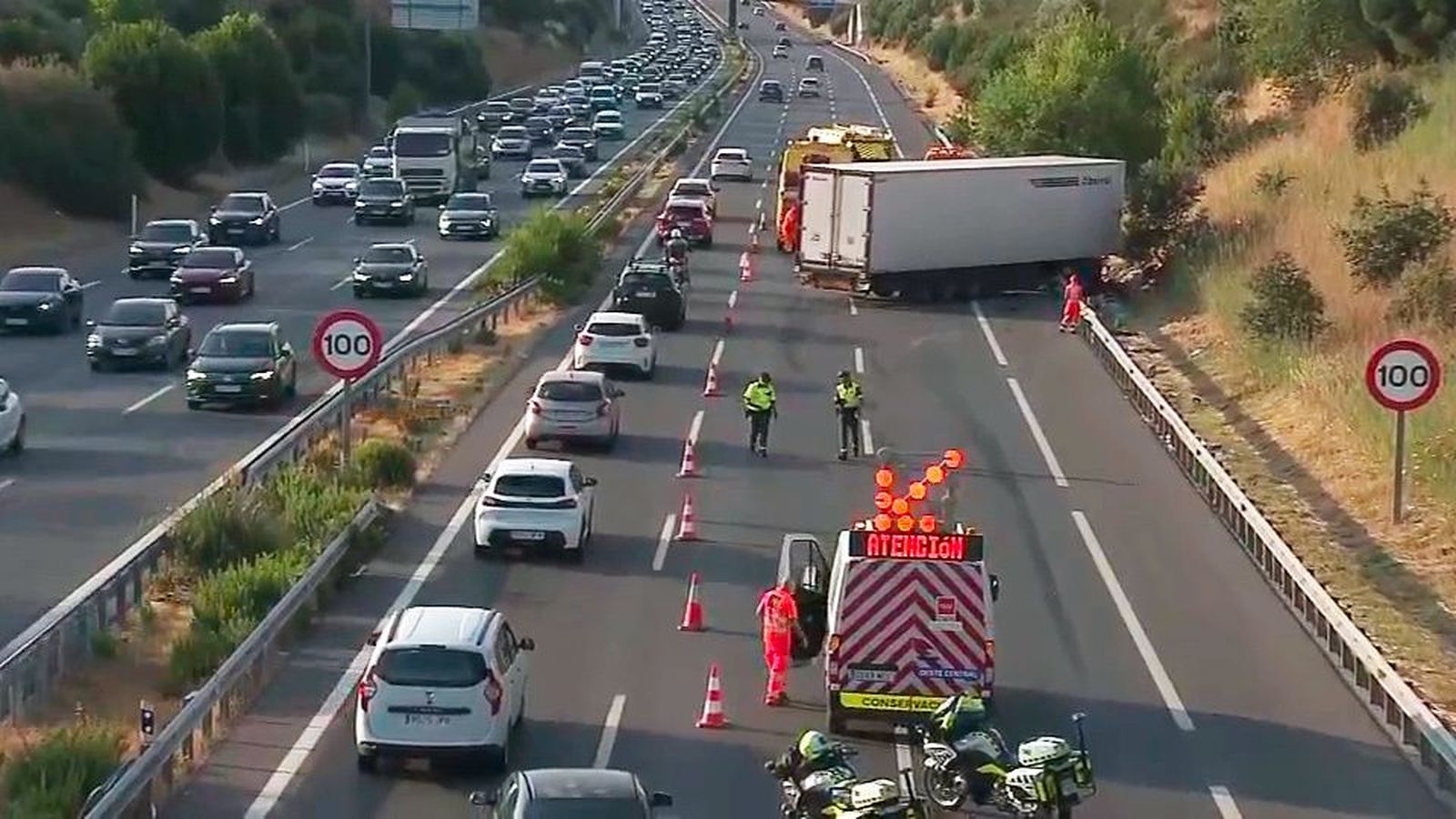 El accidente de un camión en la M-503, a la altura de Majadahonda, provoca 5 kilómetros de atasco