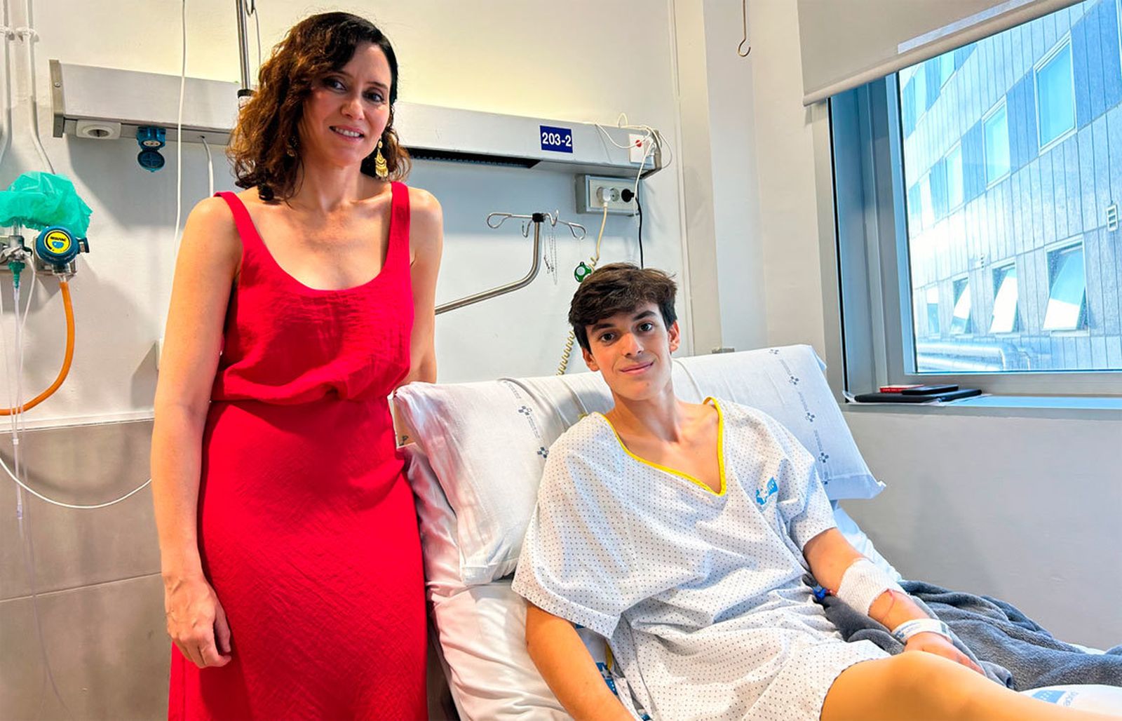Ayuso visita en el Hospital La Paz al novillero Sergio Rollón