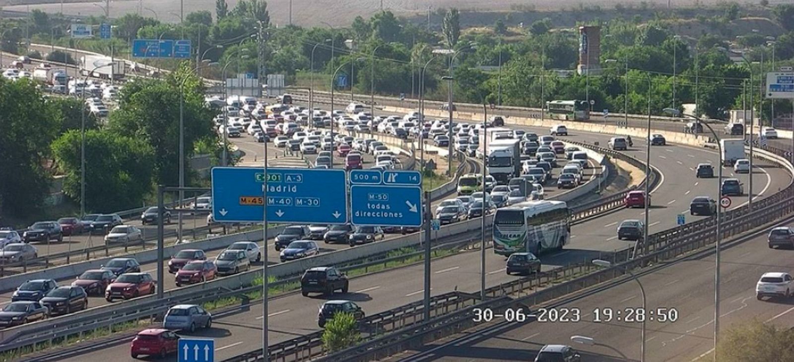 Tráfico denso y retenciones en las salidas de Madrid