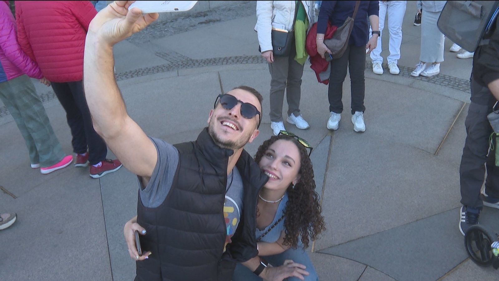 La nueva placa del 'Km. 0', foco de atracción para los turistas y sus cámaras