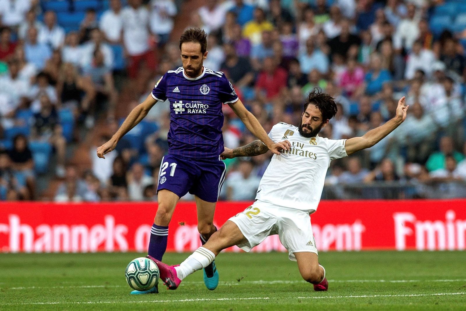 Isco y Michel Herrero en un balón dividido
