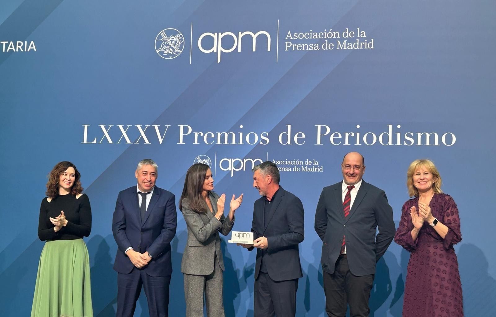 Doña Letizia entrega a 'Madrid Directo' el premio APM de Periodista Especializado