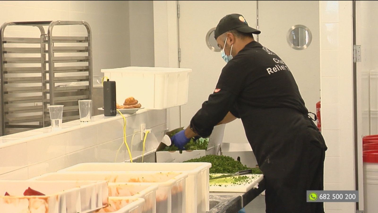 La ONG del chef José Andrés reparte comidas calientes a los más vulnerables