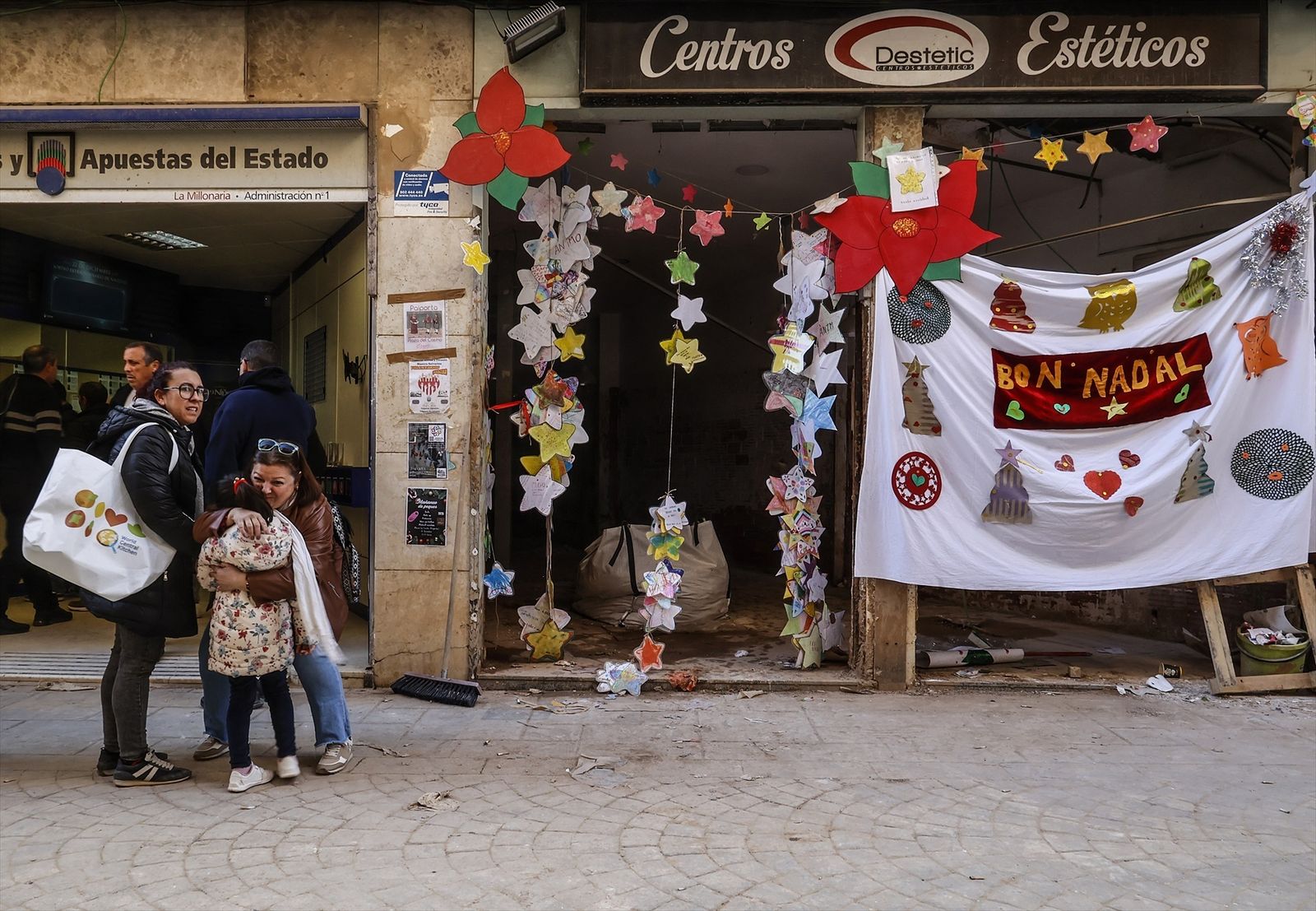 Un cartel desea una Feliz Navidad a los vecinos en Paiporta