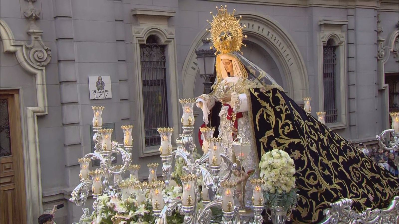Nuestra Señora de los Dolores en su Soledad acompaña al Cristo de Medinaceli en el Viernes Santo