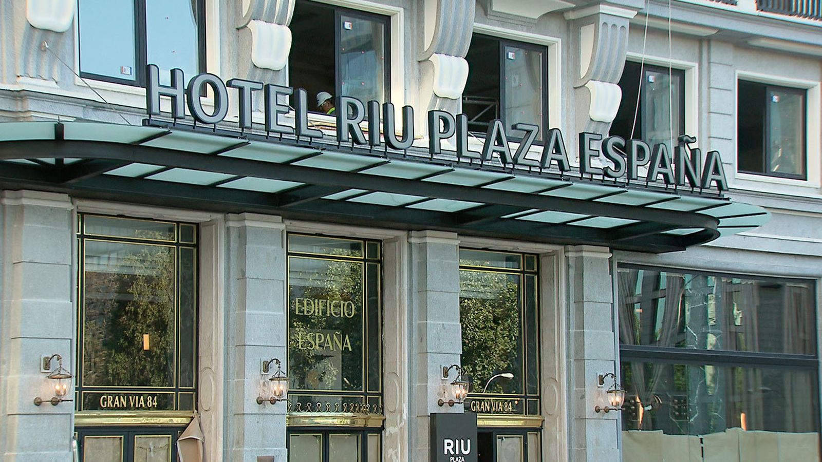 Entrada principal del nuevo Hotel Plaza España / Telemadrid