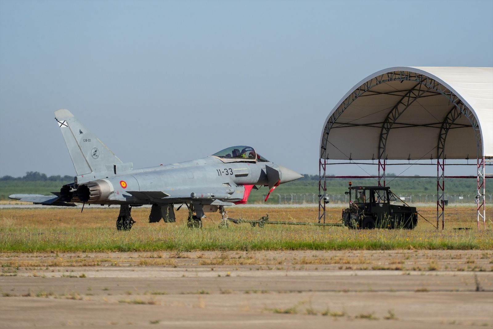 Avión Eurofighter cerca de su hangar