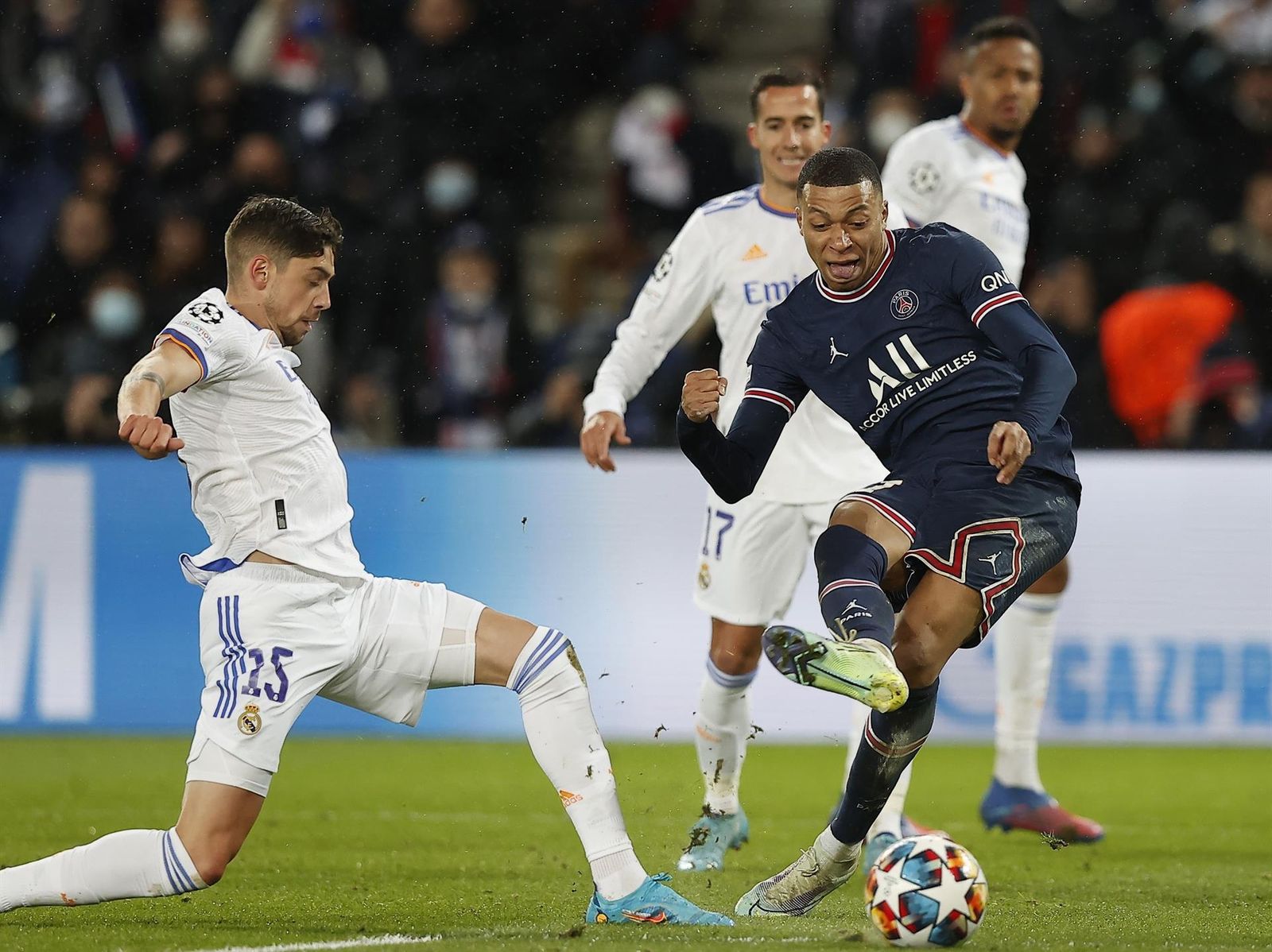 Kylian Mbappe anota el único gol de la ida de octavos de la Champions League entre el Real Madrid y el Paris Saint-Germain