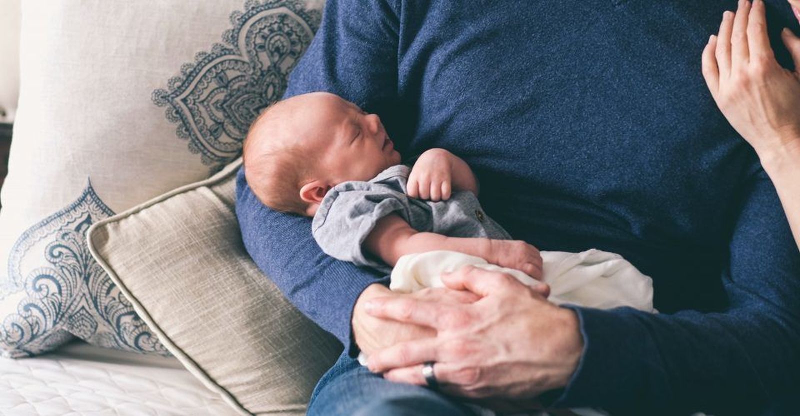 Decenas de entidades piden introducir mejoras en los permisos de paternidad igualitarios