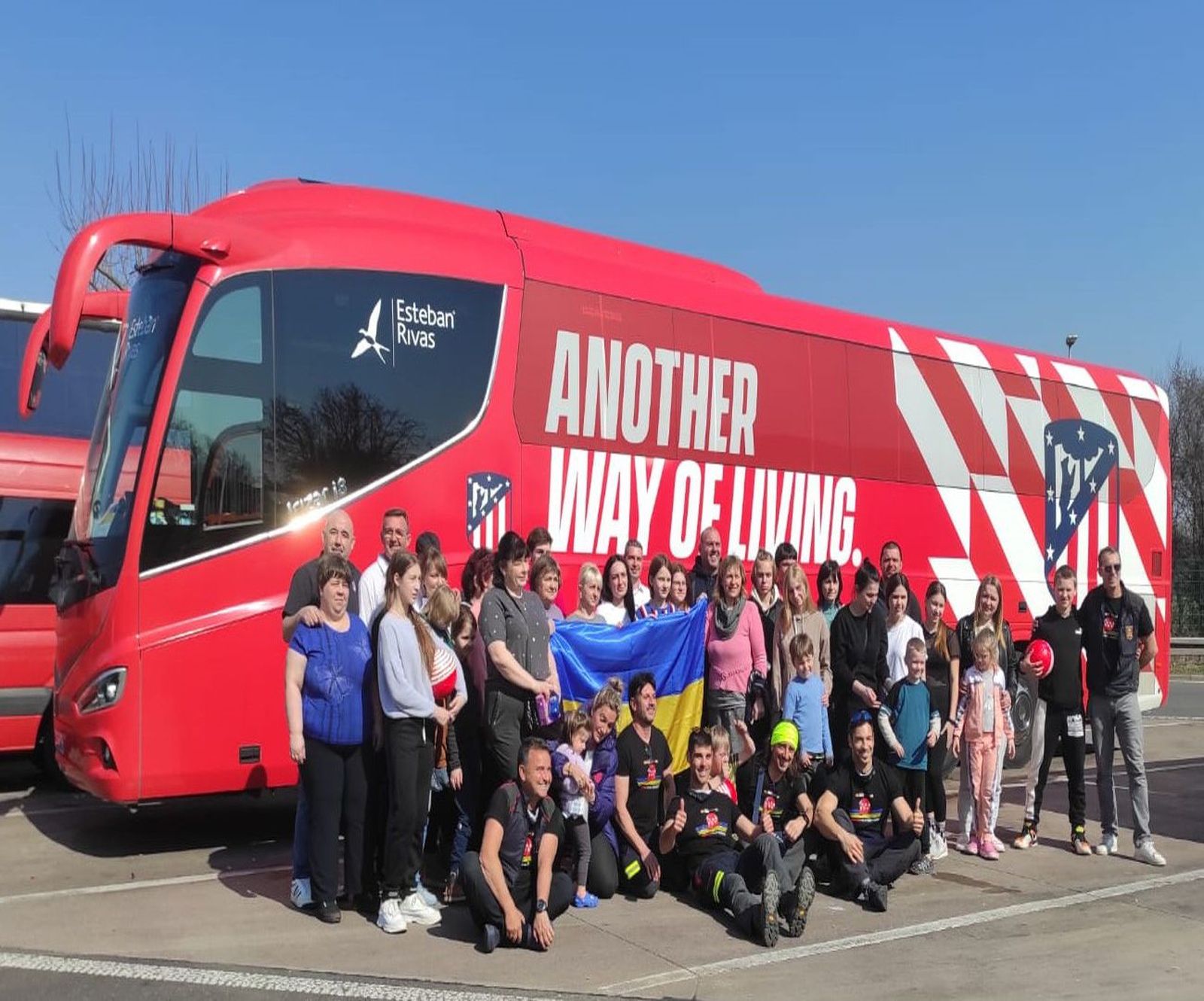El autobús del Atlético de Madrid vuelve de Varsovia con 36 refugiados