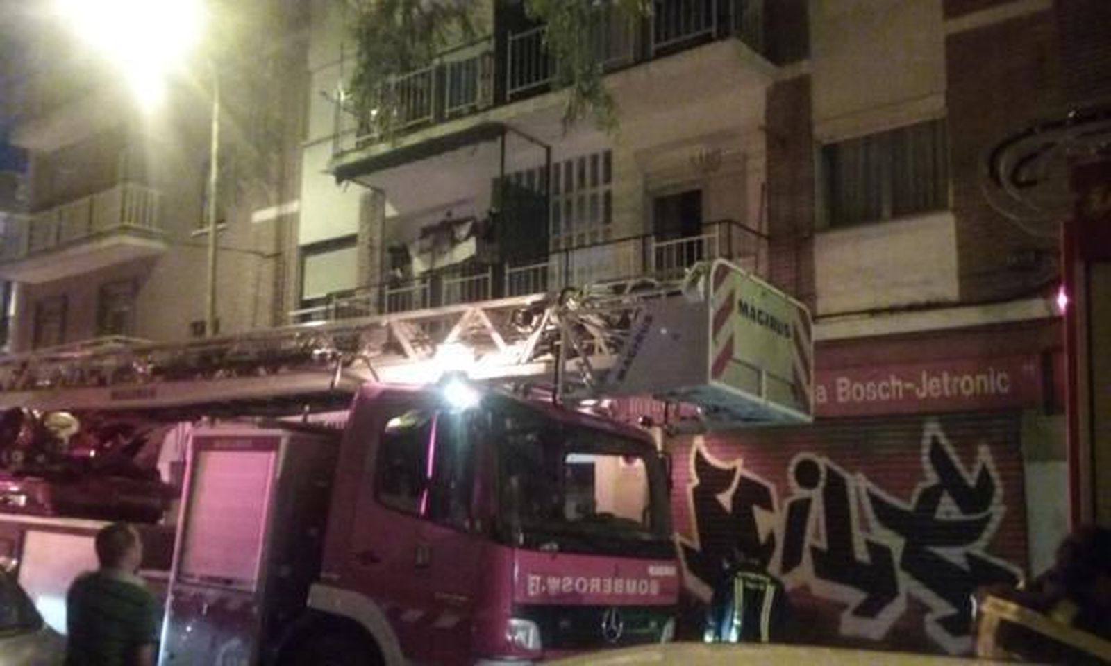 En estado grave un hombre por inhalación de humo en un incendio en Villaverde
