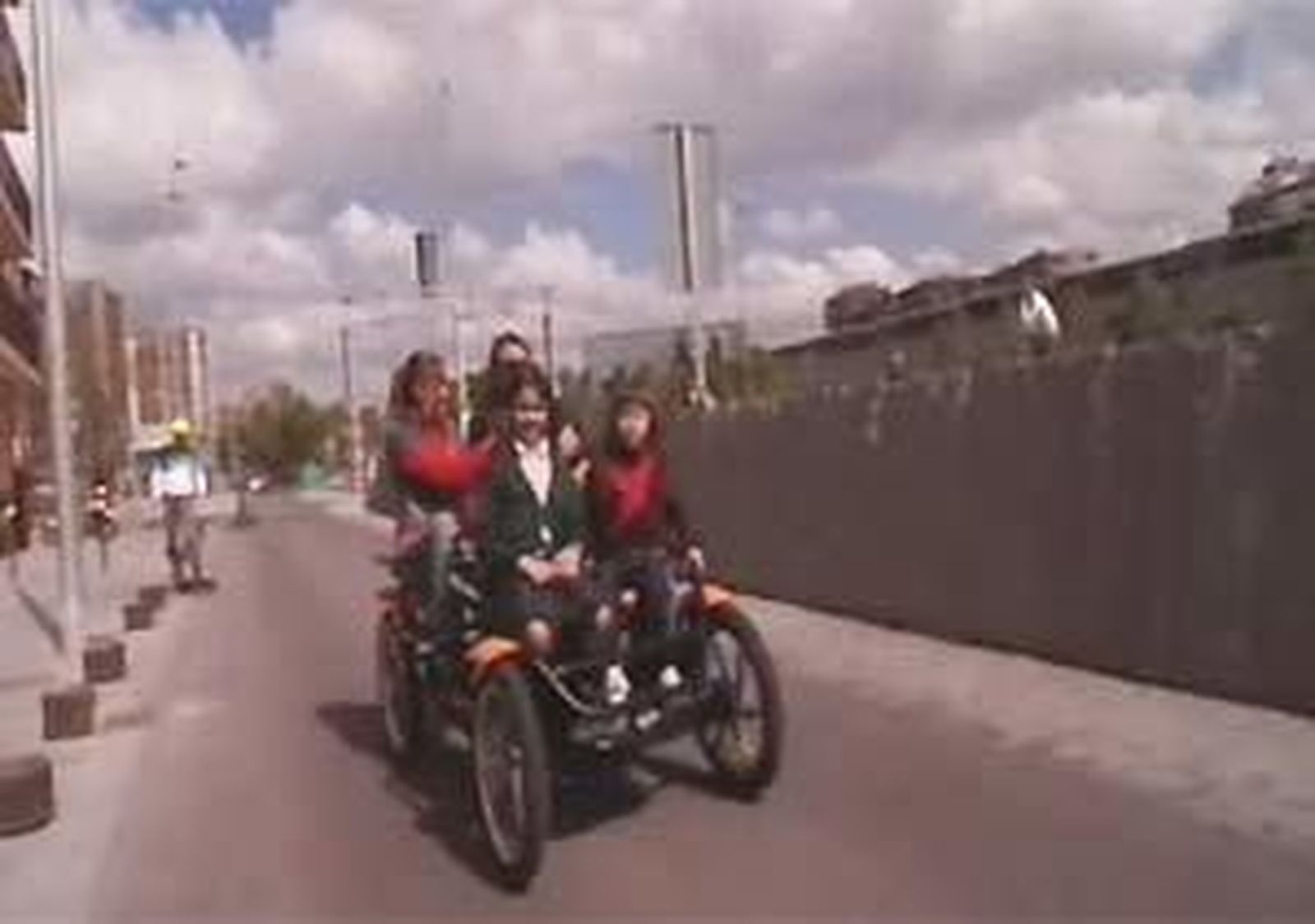 Bicis familiares por el Manzanares