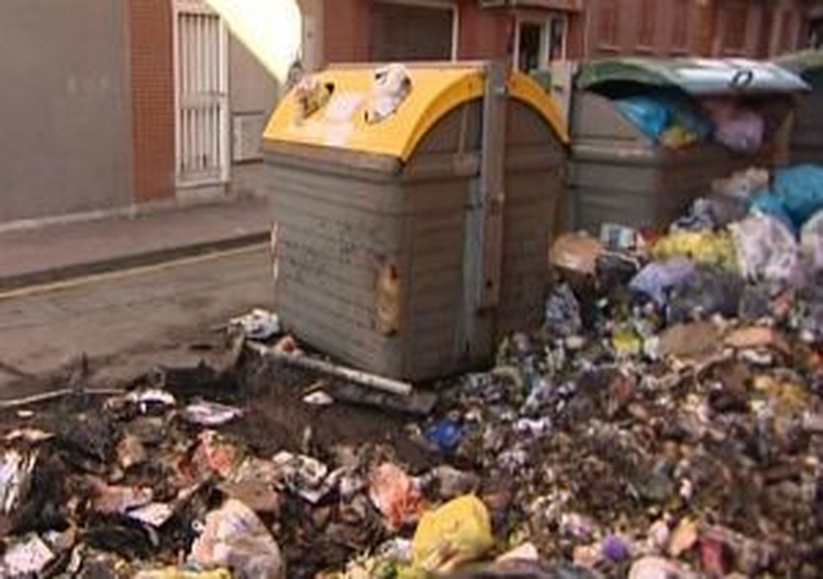 La huelga de limpieza en Valdemoro deriva en la quema de contenedores de basura