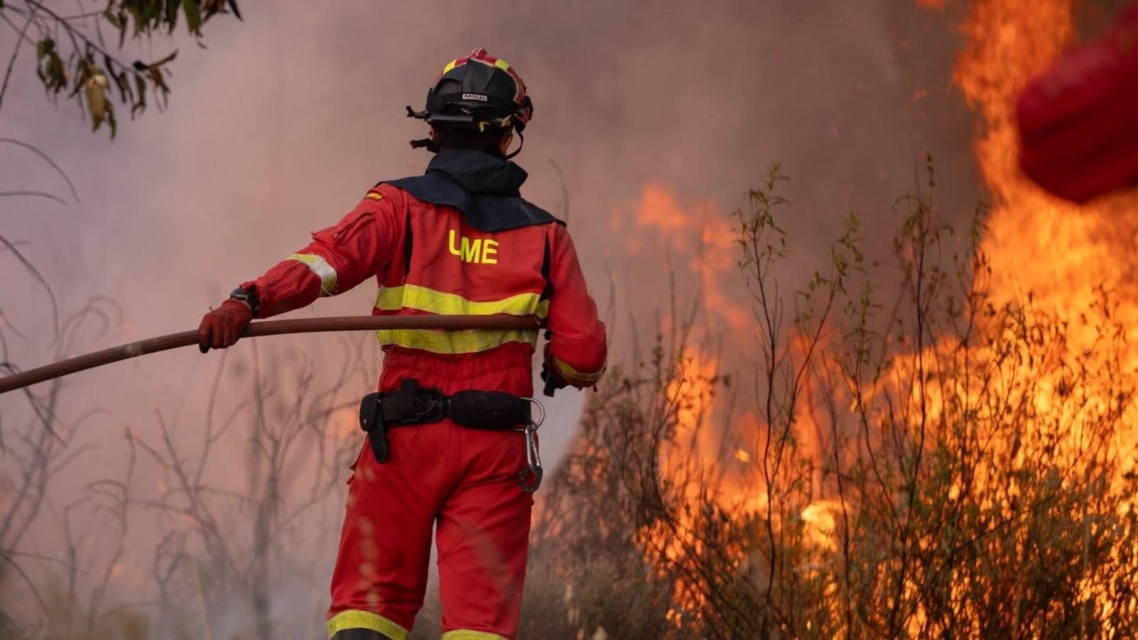 El incendio de Niebla (Huelva) obliga a evacuar a 340 personas al complicarse las labores de extinción