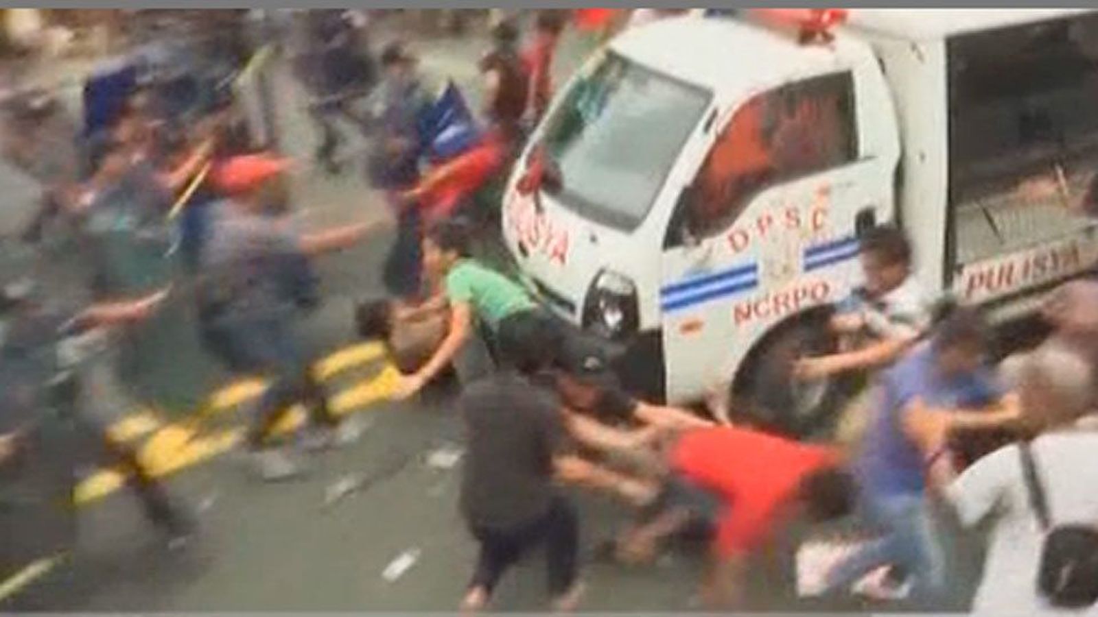 La Policía filipina reprime con dureza una protesta frente a la embajada de EE.UU.