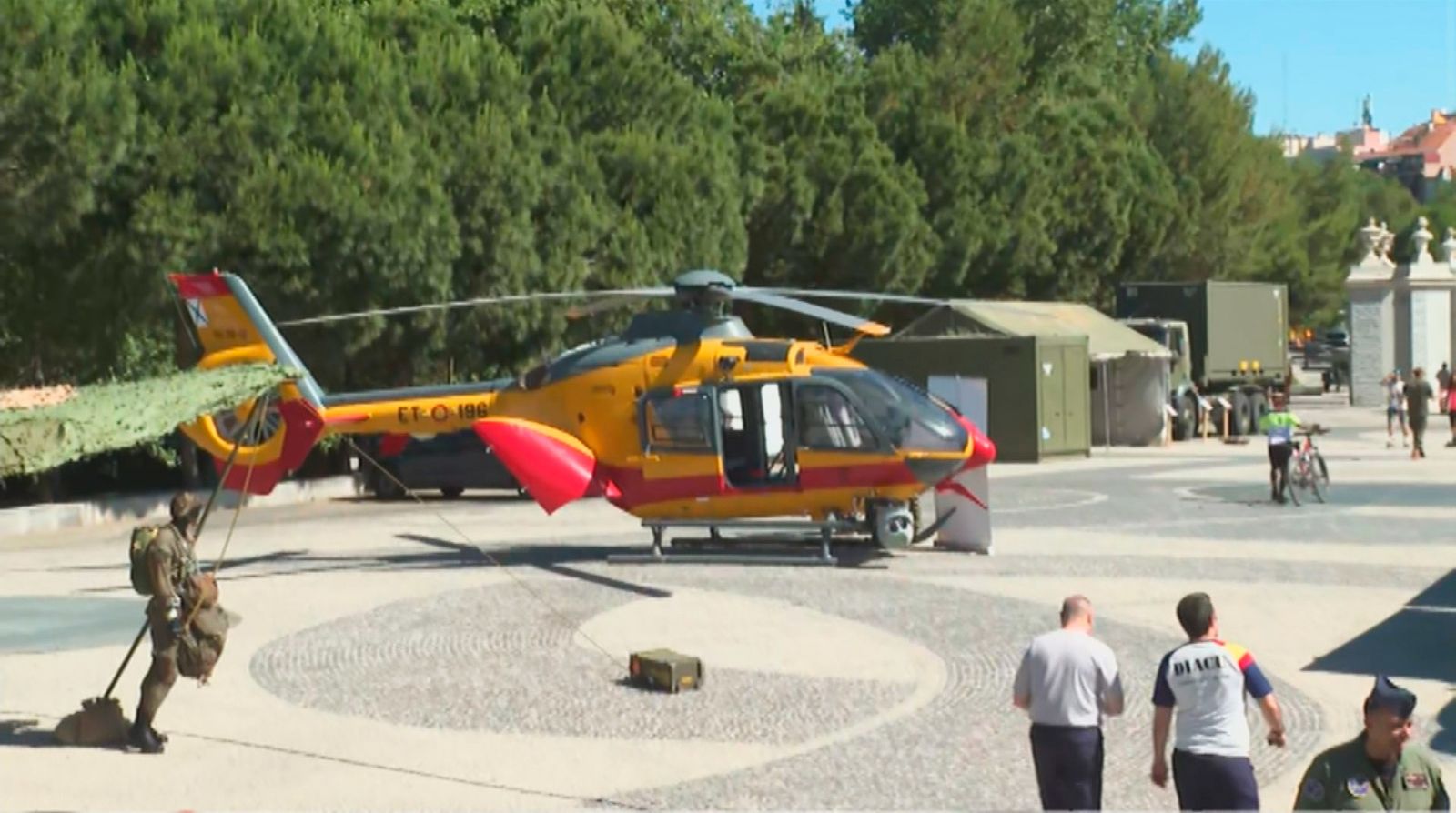 Un helicóptero EC-135 forma parte de la exhibición de las Fuerzas Armadas en Madrid Río (10 de junio de 2022)