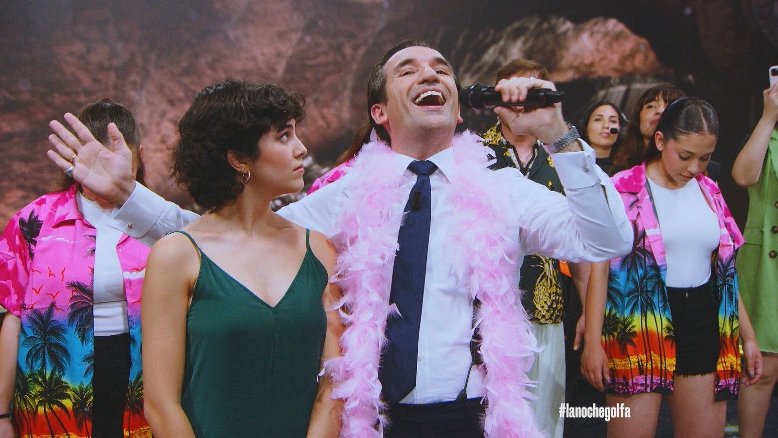 El equipo de “La Noche Golfa” se despide de la temporada con un número musical