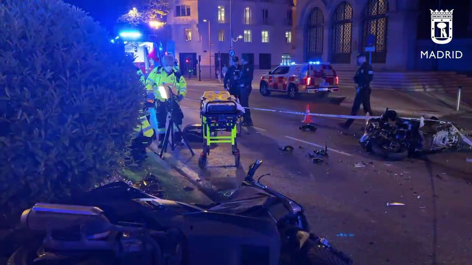 Cuatro heridos en un accidente entre dos motos y un patinete en Madrid