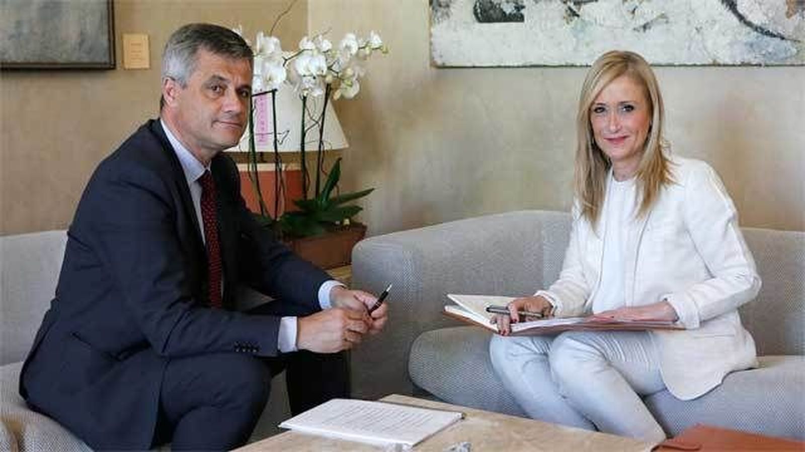 Cifuentes expresa su voluntad de solucionar los problemas que afectan a Móstoles