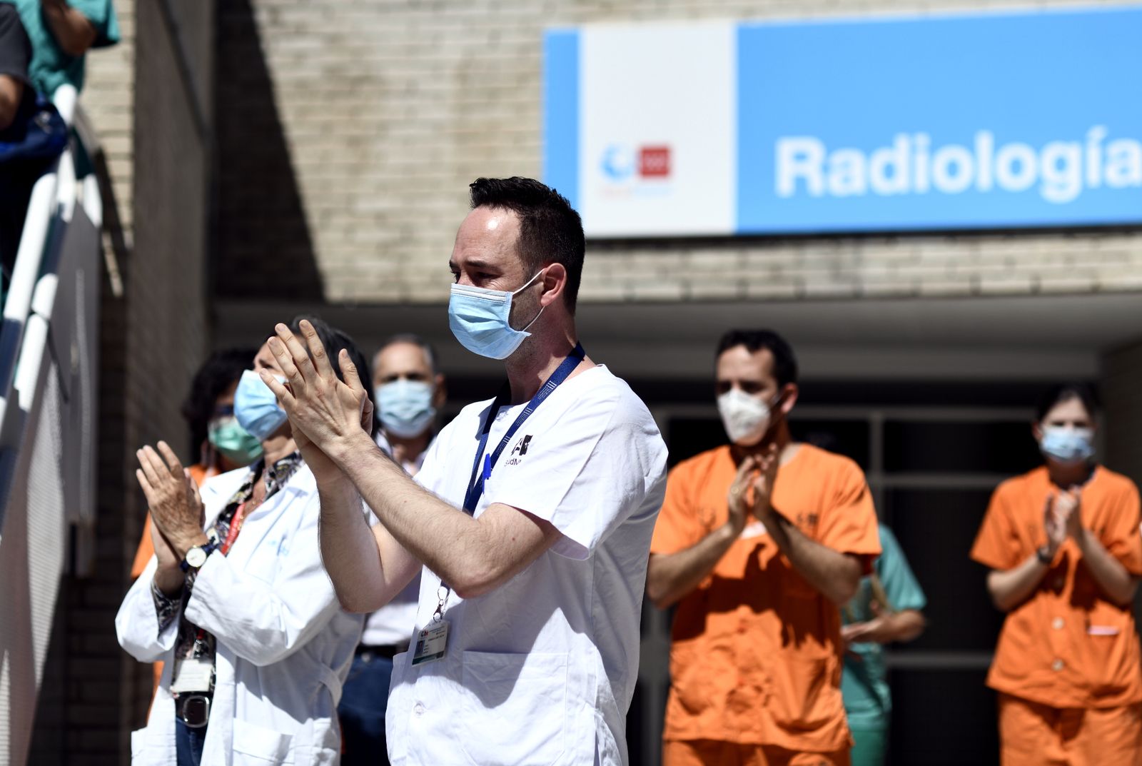 Sanitarios a las puertas del Hospital Gregorio Marañón